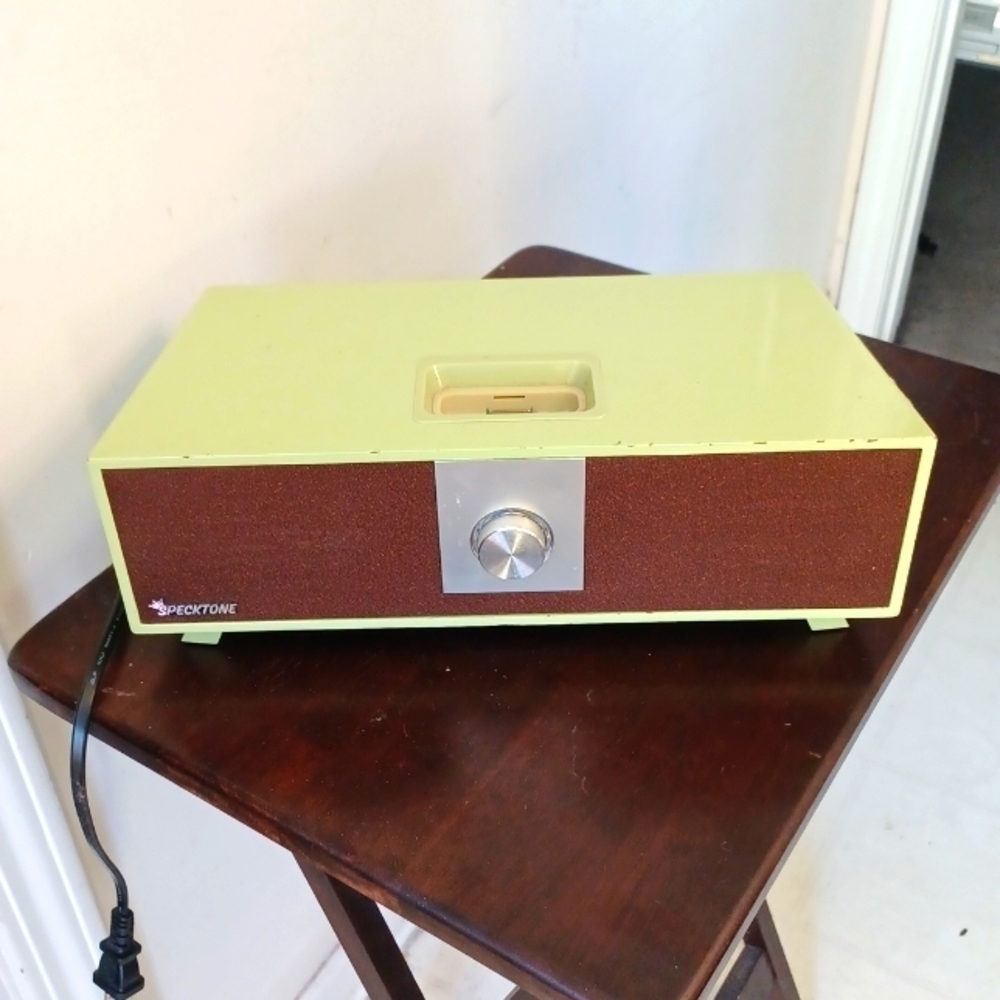 𝅺Specktone Retro iPod Docking Station - Picture 4 of 12